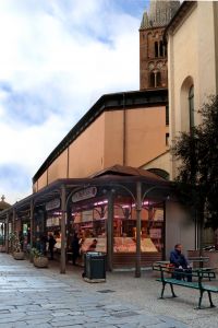 Mercatino rionale e pedonalizzazione in Piazza Sarzano Mercatino rionale e pedonalizzazione in Piazza Sarzano