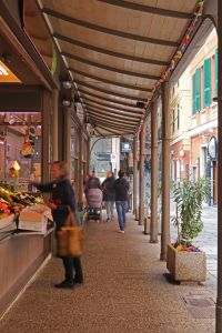 Mercatino rionale e pedonalizzazione in Piazza Sarzano Mercatino rionale e pedonalizzazione in Piazza Sarzano